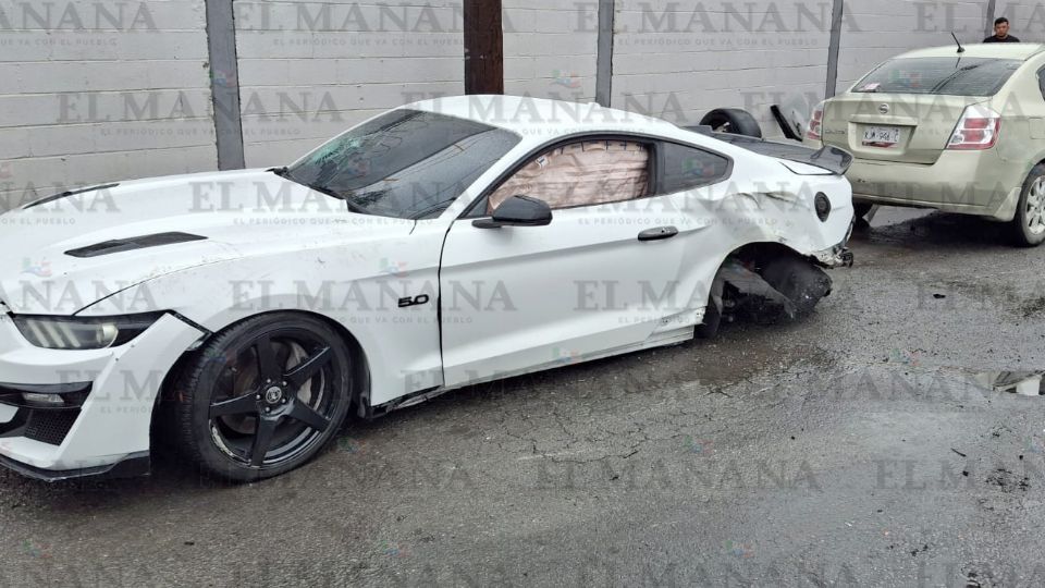El Mustang quedó muy dañado.