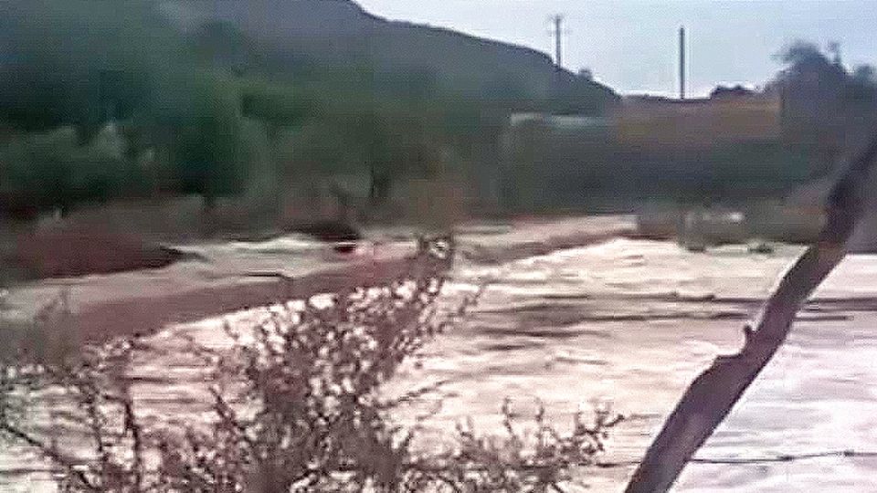 Siguen buscando a la familia arrastrada por el arroyo