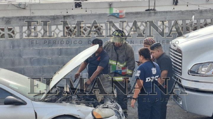 Vehículo se incendia afuera de La Parrillita; fuego estaba consumiendo el motor