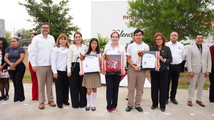 Entrega Carmen Lilia Canturosas más de 9 mil uniformes a estudiantes de prepas municipales