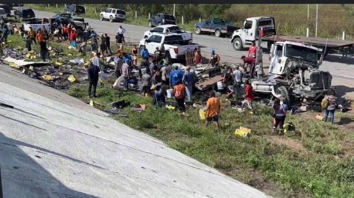 Vuelca tráiler cargado de aguacates en Reynosa; ¡saquean carga en 30 minutos!