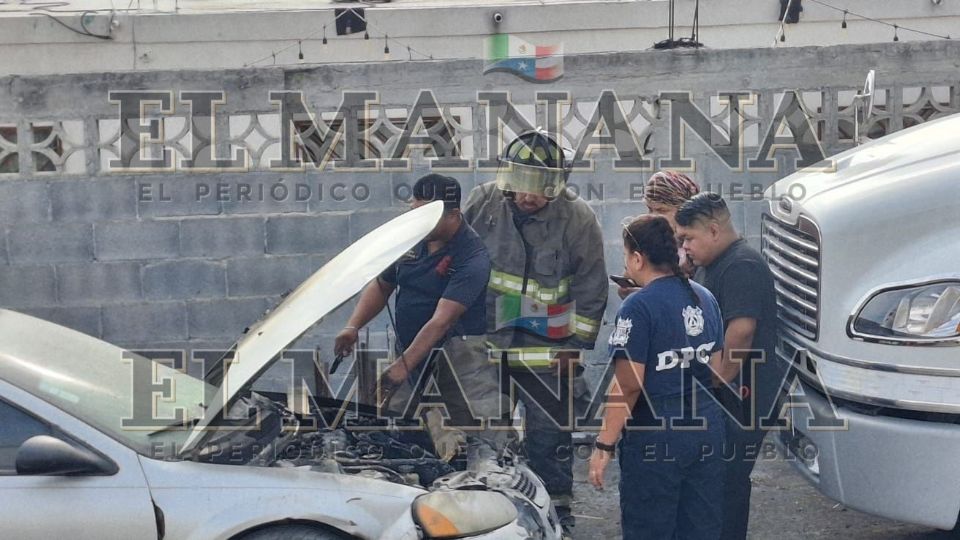 Un auto se incendió en Nuevo Laredo.