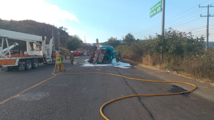 Pipa de gasolina vuelca y derrama 31 mil litros en Jalisco; presentaba impactos de bala