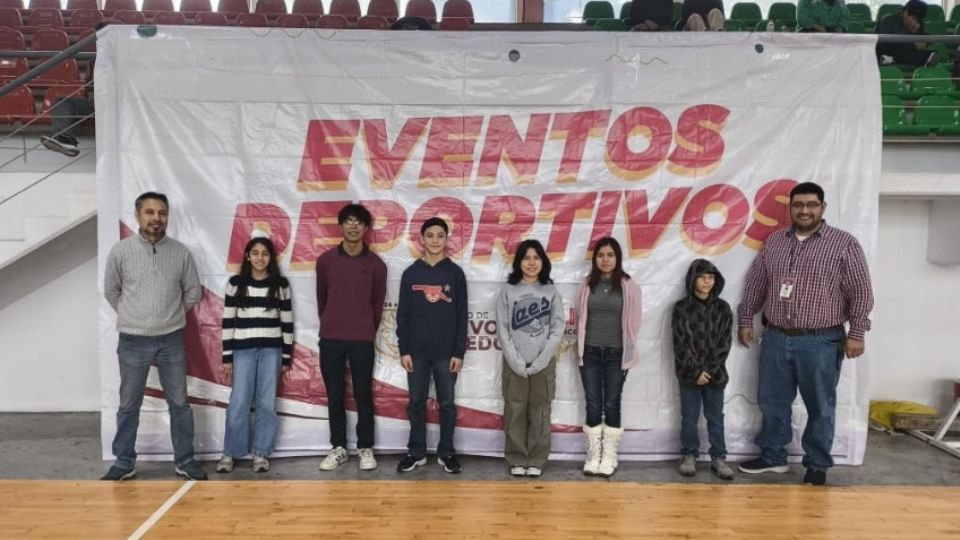 En la imagen (de izq. a der.), Alberto Rivera (maestro de ajedrez) Ana Sofia Arellano, Alberto Rivera, Luis Guillermo González, Guadalupe Romero, Candy Sánchez, Maximiliano Olivares y José Arturo Martínez (maestro de ajedrez).