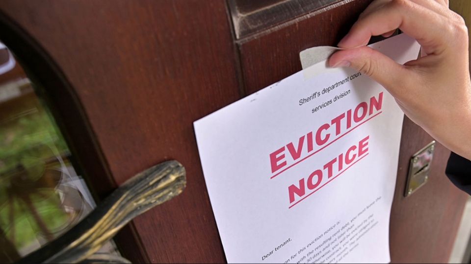 Los jueces de paz solo podrán resolver sobre el derecho de posesión inmediata de la propiedad