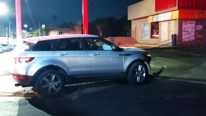 Se fue la luz en todo el barrio: camioneta derriba poste a exceso de velocidad en Nuevo Laredo