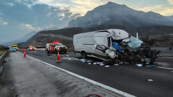 Brutal choque entre tráiler y camioneta; una persona murió prensada