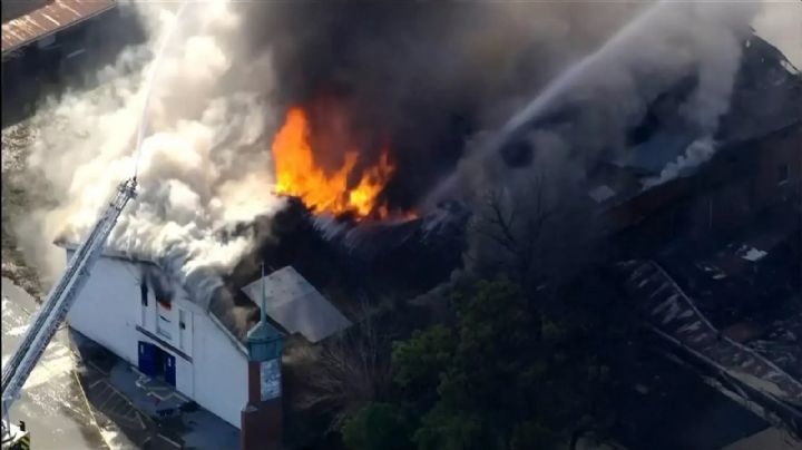 Arde iglesia de Texas; así colapsó el techo del edificio | VIDEO