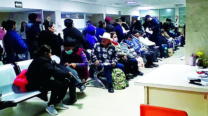 Empeora el IMSS: faltan especialistas; dejan pacientes 'a su suerte'