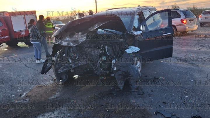 Brutal choque en Carretera Anáhuac: conductor prensado está grave en el hospital