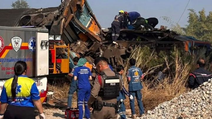 Grúa colapsa sobre tren en movimiento en Tailandia y deja 32 muertos | VIDEO