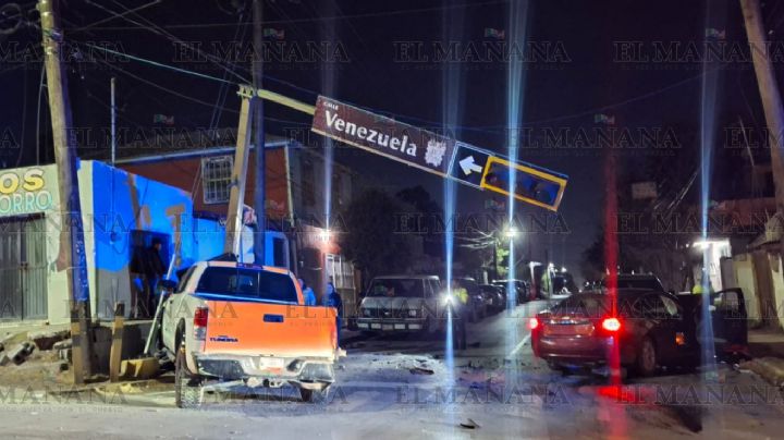 Camioneta termina estrellada contra poste en la Venezuela; cafre la chocó y casi mata a conductor