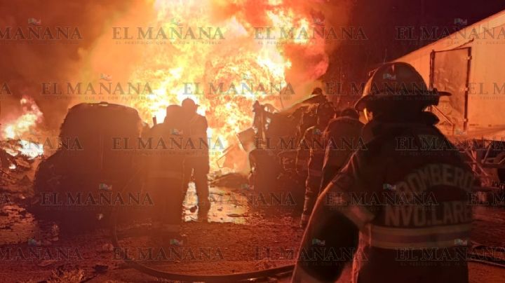 Fuerte incendio consume tráileres sobre Carretera Nacional en Nuevo Laredo; siniestro alerta a vecinos