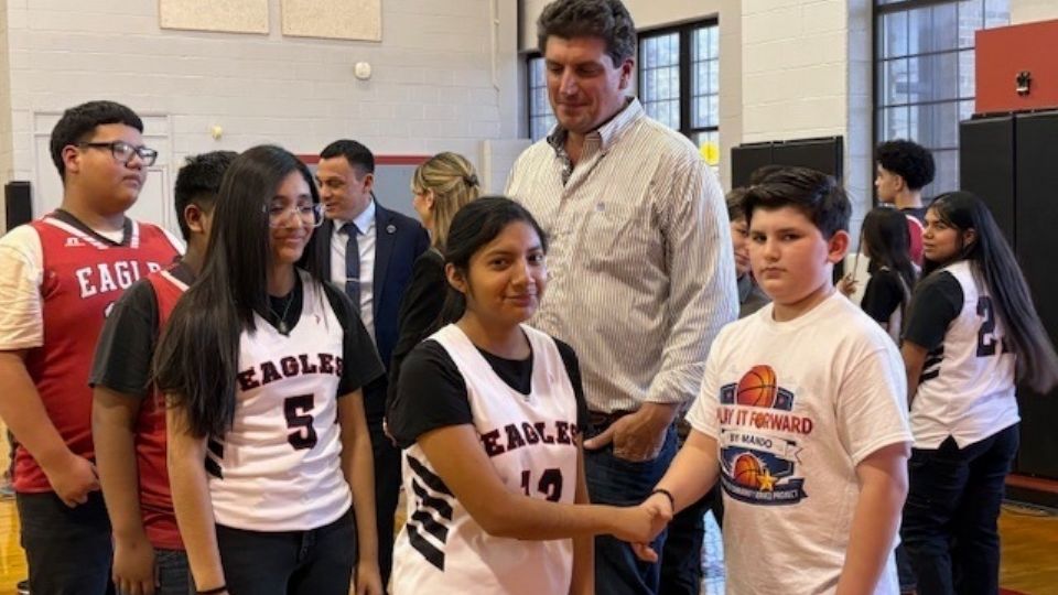 Estudiante de quinto grado dona 100 balones de baloncesto