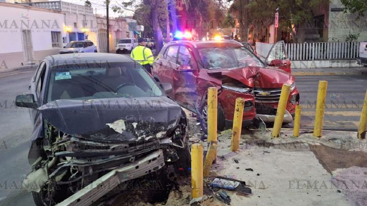 Mujer deja heridos a dos jóvenes en la Obregón; los chocó a bordo de su Focus