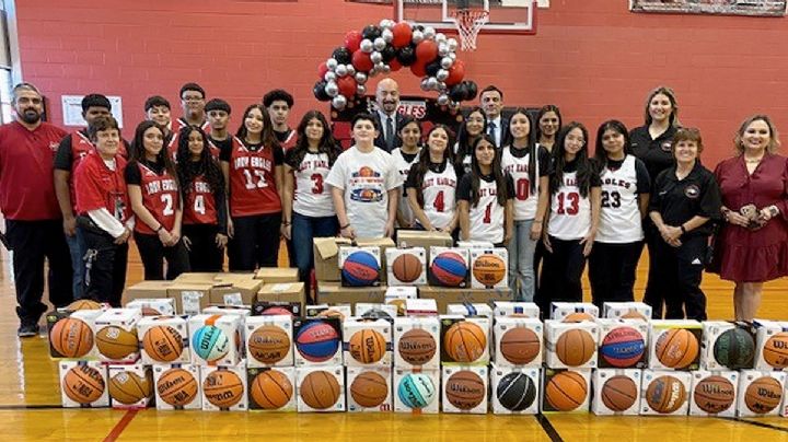 Estudiante dona 100 balones de basquetbol para sus compañeros de secundaria