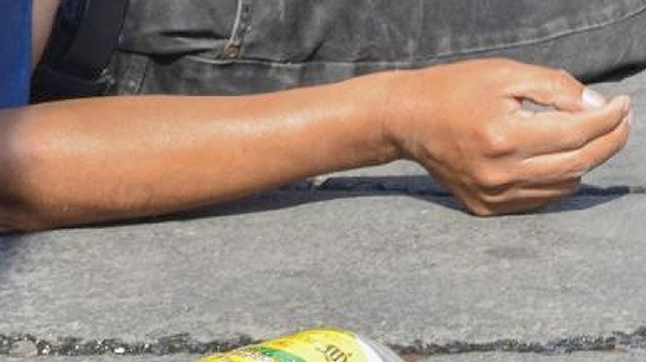 Alcoholismo arrebata otra vida; encuentran en la colonia Lomas del Río a vecino muerto en la banqueta