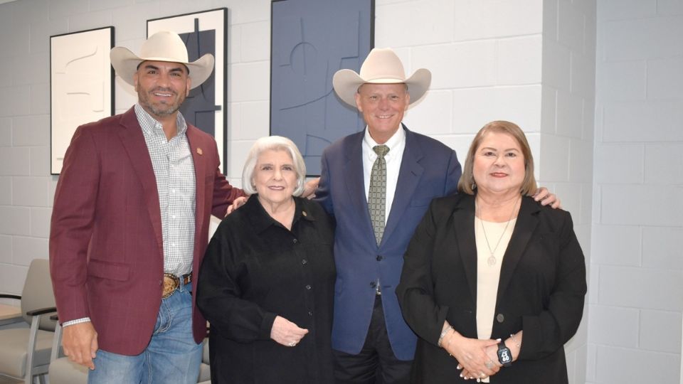 Personalidades presentes en el centro comunitario.