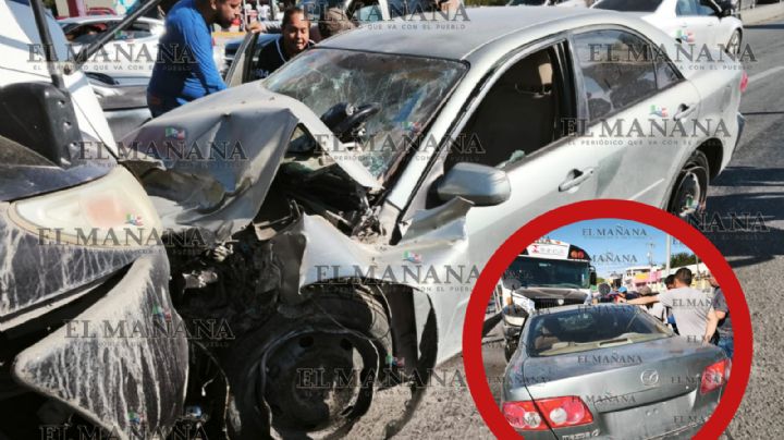 Salvaje encontronazo frontal entre transporte de personal y auto deja a 4 heridos en Nuevo Laredo