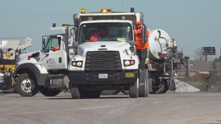 Colocan solución salina en calles de Laredo; sirve para derritar hielo ante bajas temperaturas