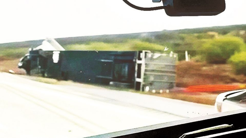 Tan difícil es ver la zanja, que provocó la volcadura de un tráiler, sobre la autopista Monterrey-Nuevo Laredo.
