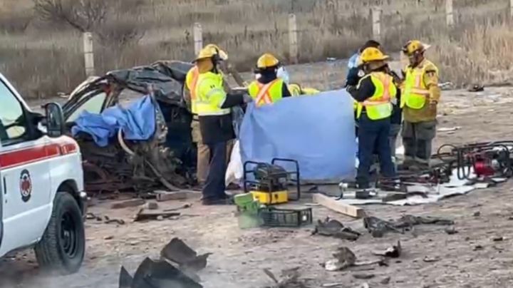 Hombres mueren prensados tras brutal choque frontal con tráiler; así rescataron sus cuerpos