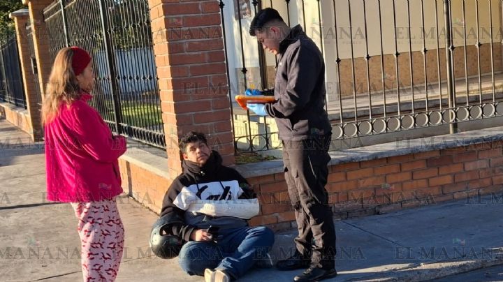 Motociclista iba a su trabajo y choca en la César López de Lara; se fractura un brazo