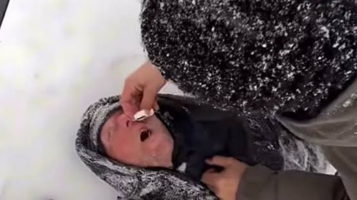 Hombre estadounidense en modo 'zombie' cae en la nieve por el frío extremo; latinos le salvan la vida | VIDEO