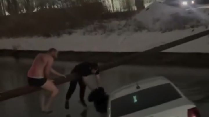 Niño y su madre son salvados de morir en coche que se hundía en aguas heladas | VIDEO