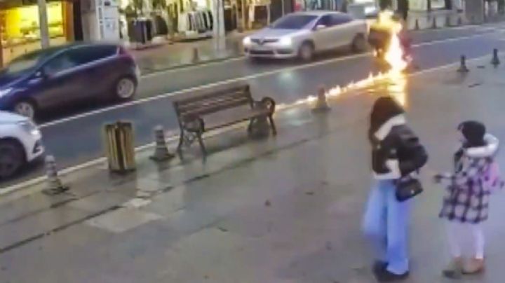 Motocicleta en marcha se prende en llamas en plena calle; esto fue lo que hizo el conductor | VIDEO