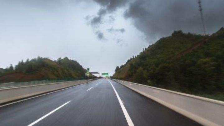 DPS y TxDOT alertan a evitar viajes; carreteras siguen peligrosas por hielo