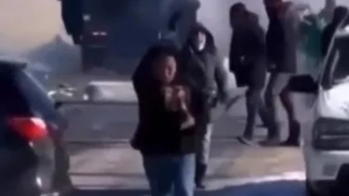 Mujer pierde los dedos tras ataque de ICE; esto le lanzaron los agentes | VIDEO