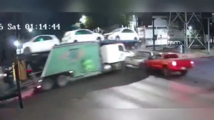 MOMENTO EXACTO en que tráiler que transportaba autos choca contra dos camionetas