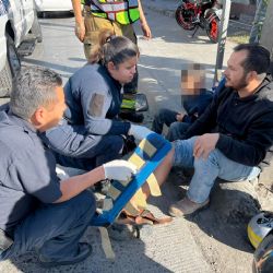 Conductora imprudente choca con motociclista y su hijo en la colonia Francisco Villa