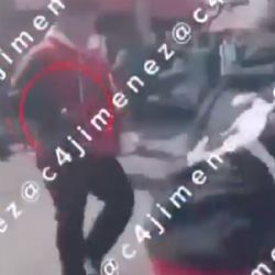 MOMENTO EXACTO en que alumno de secundaria saca arma en pelea; amenaza con matar