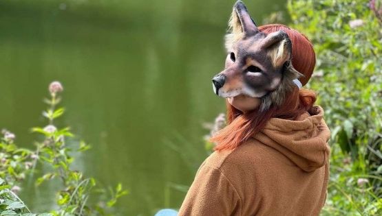 Mujer camina en cuatro patas y ladra como perro; se identifica como pastor belga | VIDEO