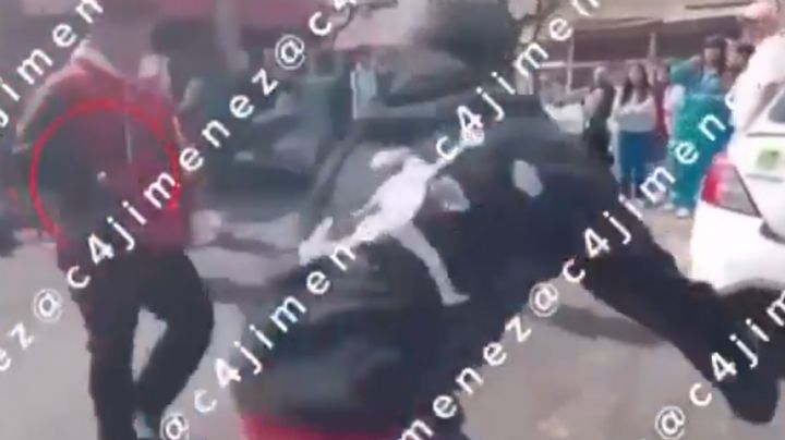 MOMENTO EXACTO en que alumno de secundaria saca arma en pelea; amenaza con matar