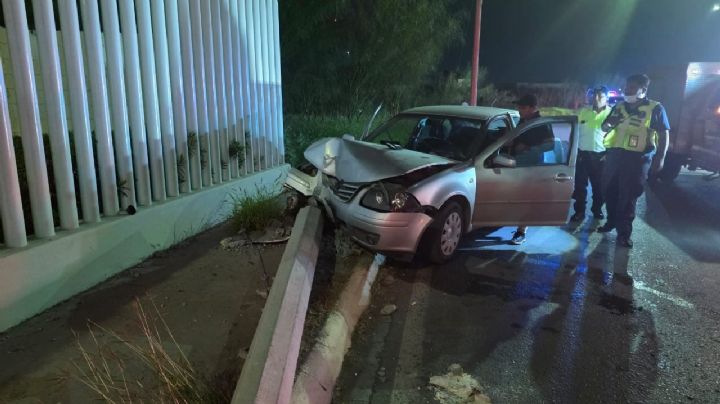 Martín conduce ebrio y derriba poste de la CFE frente al Palacio de Justicia