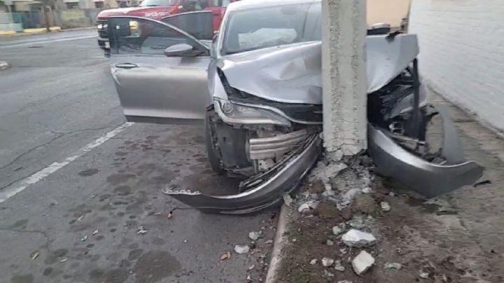 Javier se estrella contra poste y destroza su auto en Nuevo Laredo; aparatoso choque deja fuertes daños