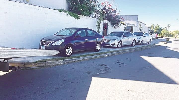 Multarán en Nuevo Laredo por estacionar carros sobre las banquetas; esto es lo que no puedes hacer