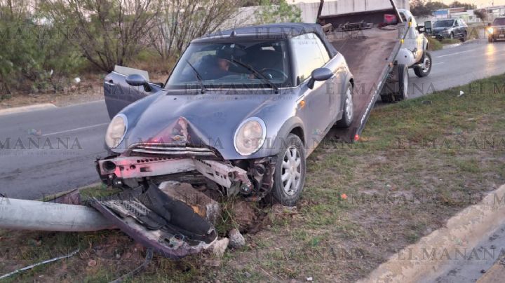 Auto se estrella contra poste en la colonia Los Encinos; habría ido 'pasado de copas'