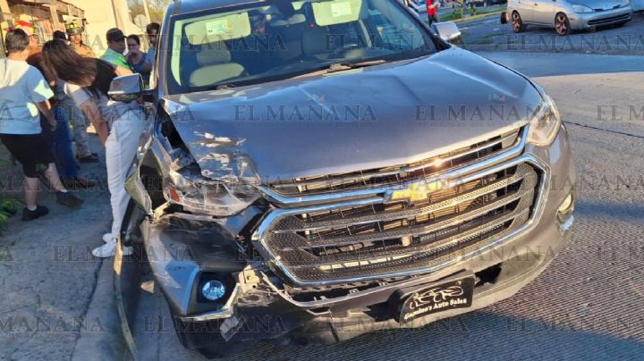 Camionetas chocan en el poniente de Nuevo Laredo; mujer termina lesionada