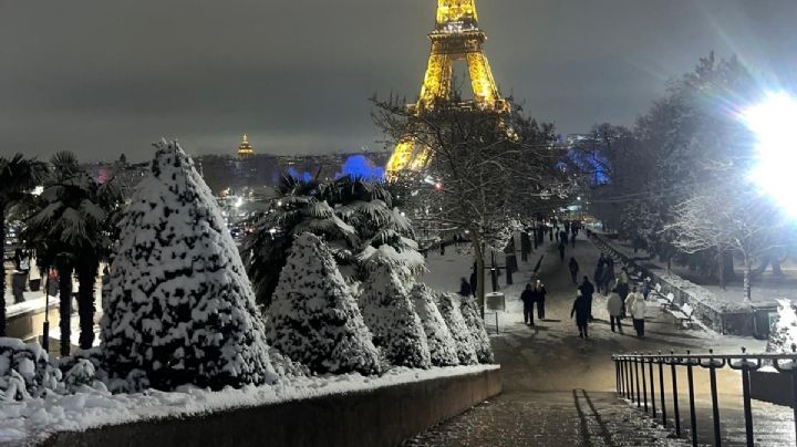 París y la Torre Eiffel se visten de blanco con inusual nevada en Francia | VIDEO
