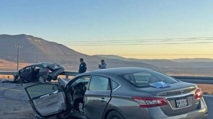 Joven de 25 años muere en brutal accidente en Arteaga; dos autos Nissan se hicieron pedazos