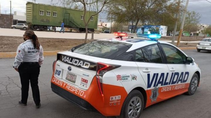 Agente de tránsito es atropellado brutalmente por mujer en Coahuila; ¿cuál es su estado?