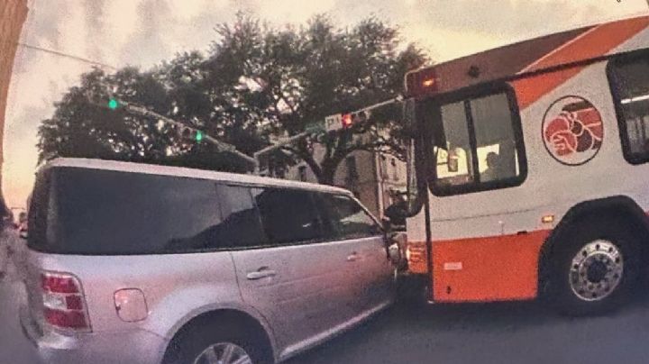 Choque entre El Metro y camioneta deja dos lesionados en Laredo; impacto provoca cierre vial en zona centro