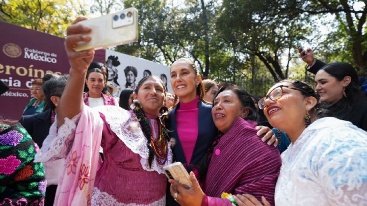 Mujeres indígenas hacen historia en Reforma; Sheinbaum encabeza develación de esculturas