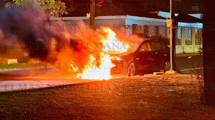 Incendio de automóvil por corto circuito moviliza a bomberos en Nuevo Laredo