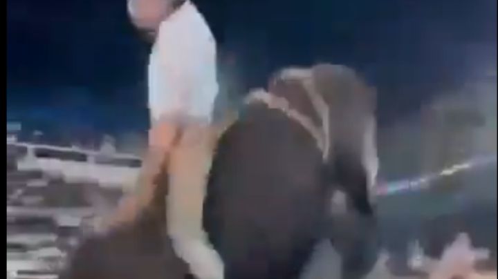 Jinete es pisoteado por toro bravo en rodeo; se debate entre la vida y la muerte | VIDEO
