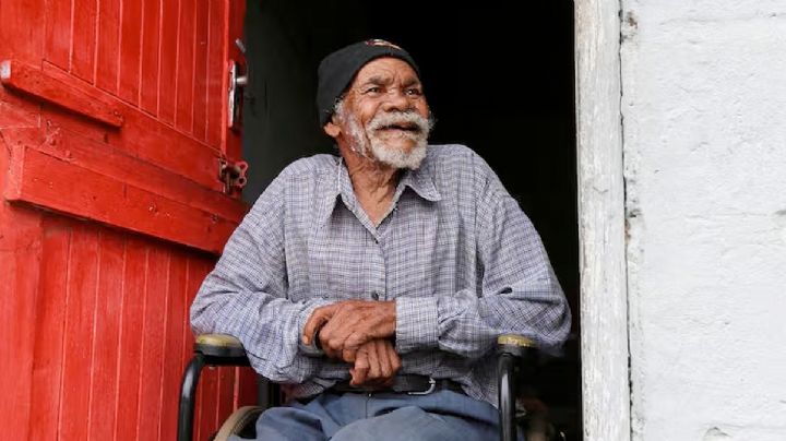 Muere el hombre más viejo del mundo a los 121 años; llevaba fumando más de un siglo como 'chacuaco'